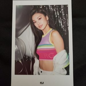 Itzy Yeji pre order benefit